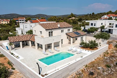 Villa Royal Stone mit Pool in Jezera