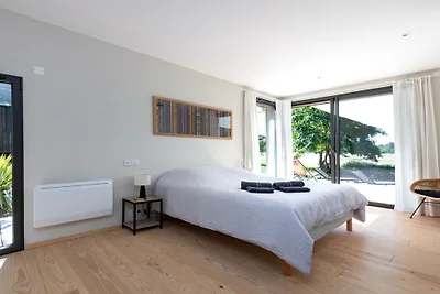 Een houten huis met bioklimaat op het...