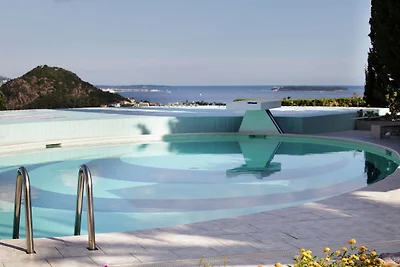 Großzügig gestaltete Villa mit Meerblick