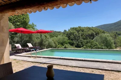 Stilvolles Haus mit beheiztem Pool in Lacoste