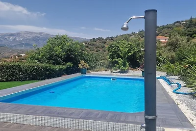 Cabaña en Sayalonga con piscina.