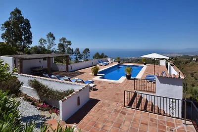 Wunderschöne Villa in Sayalonga mit Pool
