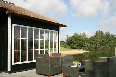 Reetgedeckte Lodge mit Kombi-Mikrowelle in ei...