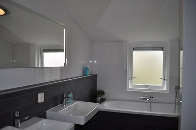 Geräumiges Ferienhaus in Friesland am Wald