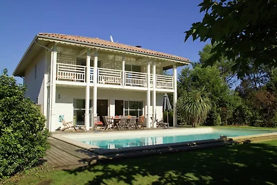 Schöne Villa mit Privatpool, nur 900 m vom St...