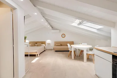 Brandneues Dachgeschoss-Studio-Apartment,...