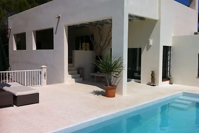 Villa in Cala Tarida mit Swimmingpool