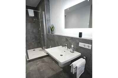 Q-Stall, Apartment 01