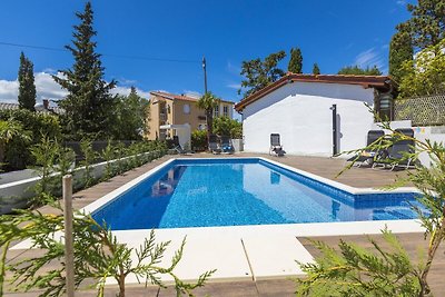 Moderne Wohnung mit Pool und Terrasse