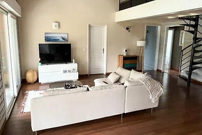 Villa in Hourtin met bos en zwembad