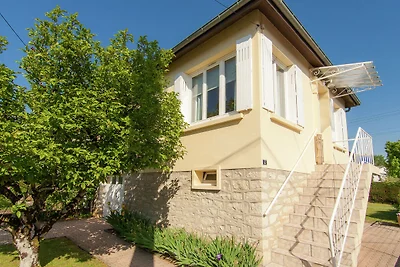 Elegantes Ferienhaus mit Garten