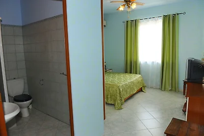 Moderna villa a Nissoria con piscina