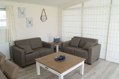 Modernes Chalet mit Kombi-Mikrowelle nahe...