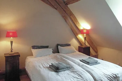 Château in der Auvergne mit Fluss und...