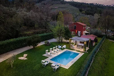 Boerderij in Lucca met zwembad en jacuzzi