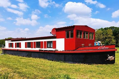 Filmschip "Pea" buitengewone woonboot aan...