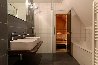 Villa mit Sauna, Sprudelbad und Veranda