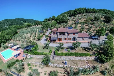 Spazioso agriturismo con piscina a Ficulle