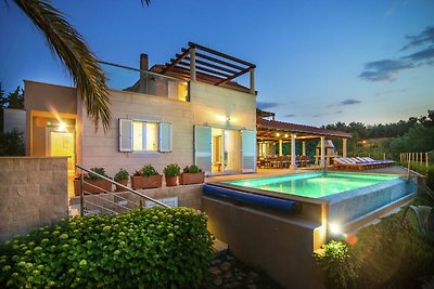 Luxuriöse Villa mit Pool in Supetar, Kroatien