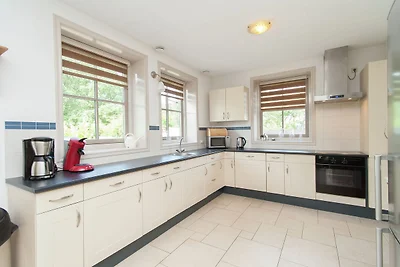 Modernes Ferienhaus mit Whirlpool in...