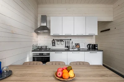 Moderne Lodge am Wasser, im Grünen gelegen