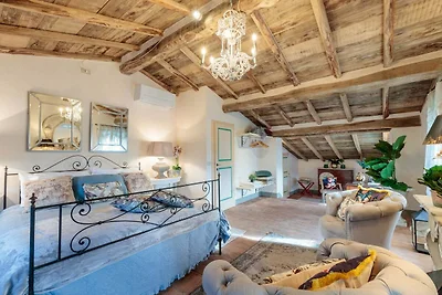 Villa in Tuscany with Infinity Pool and Views