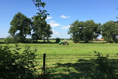 Haus mit großem Garten, Spielplatz und...
