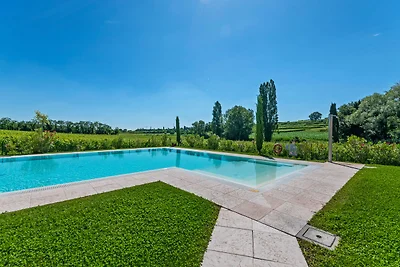 Moderna casa vacanze a Lazise con piscina...