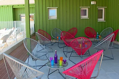 Farbenfrohe Ferienhäuser in Strandnähe
