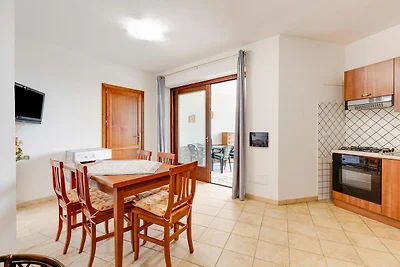 Con espacio exterior privado y aparcamiento.