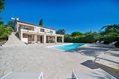 Moderne Villa mit Swimmingpool in...