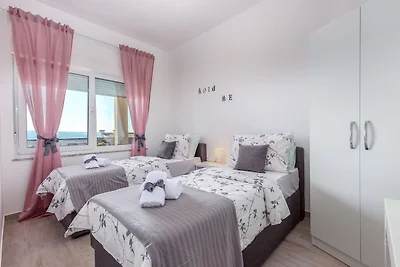 Appartement met zwembad vlakbij zee