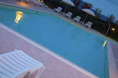Villa moderna a Cannara con piscina