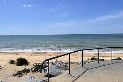 Der blaue Delphin mit Blick auf das Meer