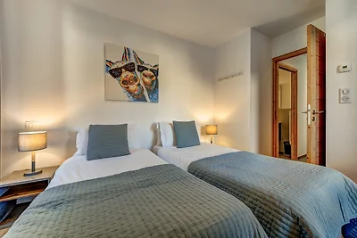 Central Apartment with Balcony & Mountain...