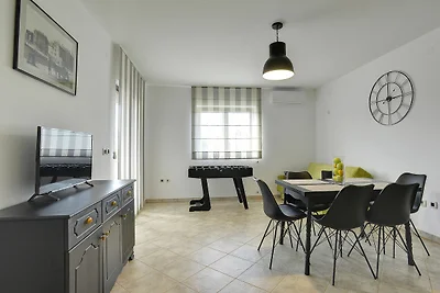 Schön eingerichtete Wohnung mit privatem Pool
