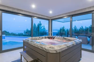 Luxuriöse Villa mit Meerblick und Whirlpool