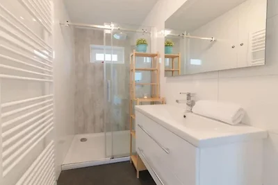 Chalet moderno sull'acqua in un parco vacanze
