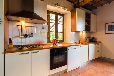 Idyllisches Ferienhaus in Pescia mit Pool