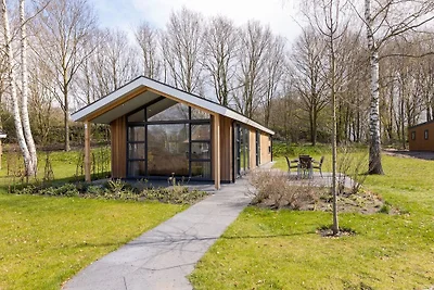 Moderne Lodge mit Klimaanlage im grünen...