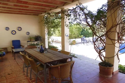 Helle Villa im amerikanischen Stil mit Pool