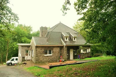 Gemütliches Ferienhaus in Falaën mit Terrasse