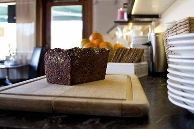 Invitante camera d'albergo con colazione...