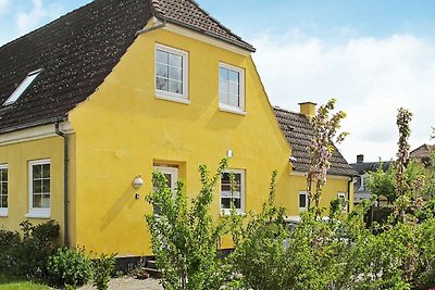 Helles Ferienhaus in Bandholm mit Garten