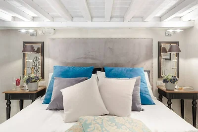 Chic suite, Steps from Torre Guinigi