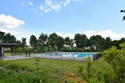 Piacevole casa vacanze con piscina in comune