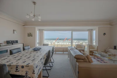 Modernes Apartment mit seitlichem Meerblick