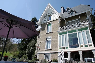 Groot landhuis in Stavelot midden in de...