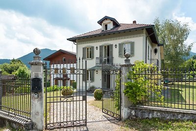 Einladende Villa in Lanzo d "Intelvi mit Bibl...