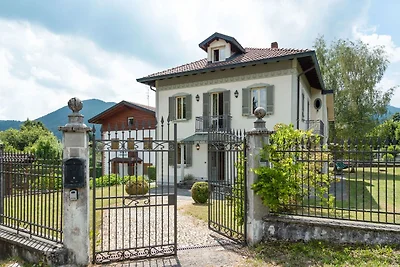 Einladende Villa in Lanzo d "Intelvi mit Bibl...